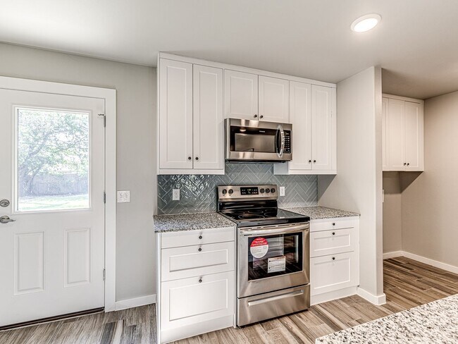 Building Photo - Newer home in the heart of OKC + 5 bedrooms + 5 bathrooms + 2 car garage