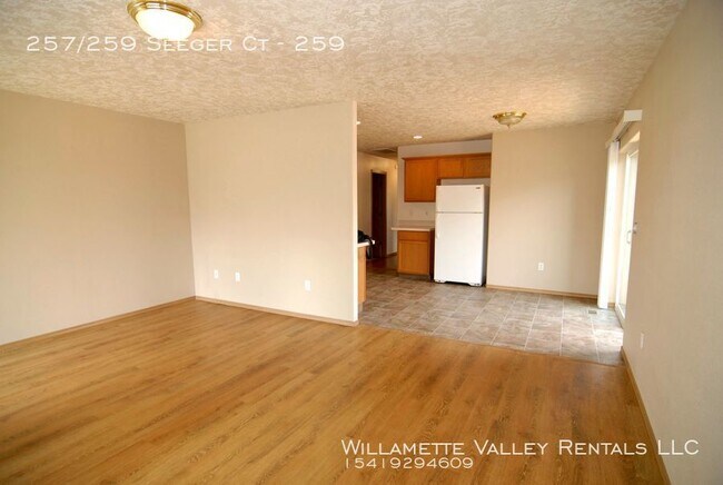 Building Photo - Nice S Salem duplex
