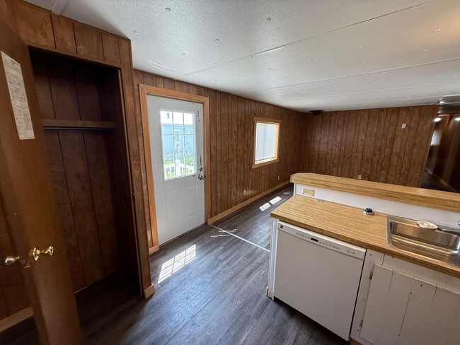 Building Photo - 3 Bed 2 Bath Updated Mobile Home with Fenc...