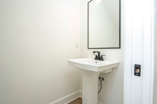 Building Photo - Newer Construction 3 bed 2 1/2 Bath, 2,015...
