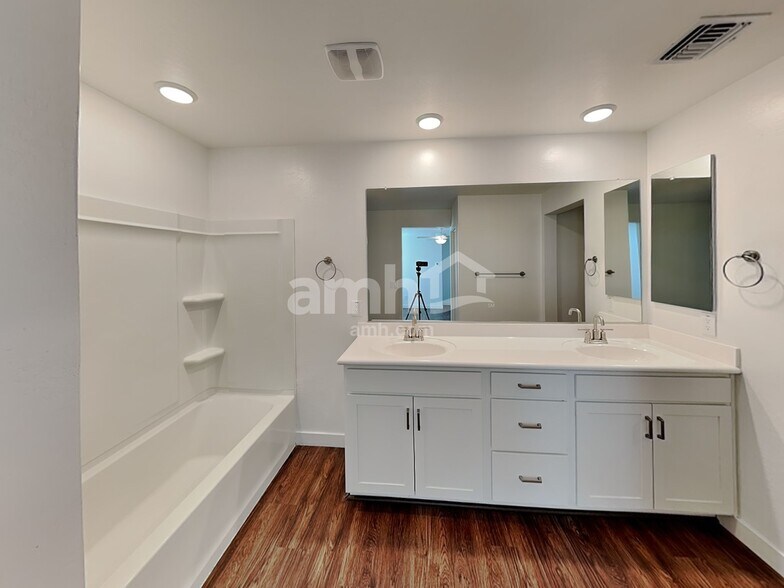 Building Photo - 4308 S 105th Dr