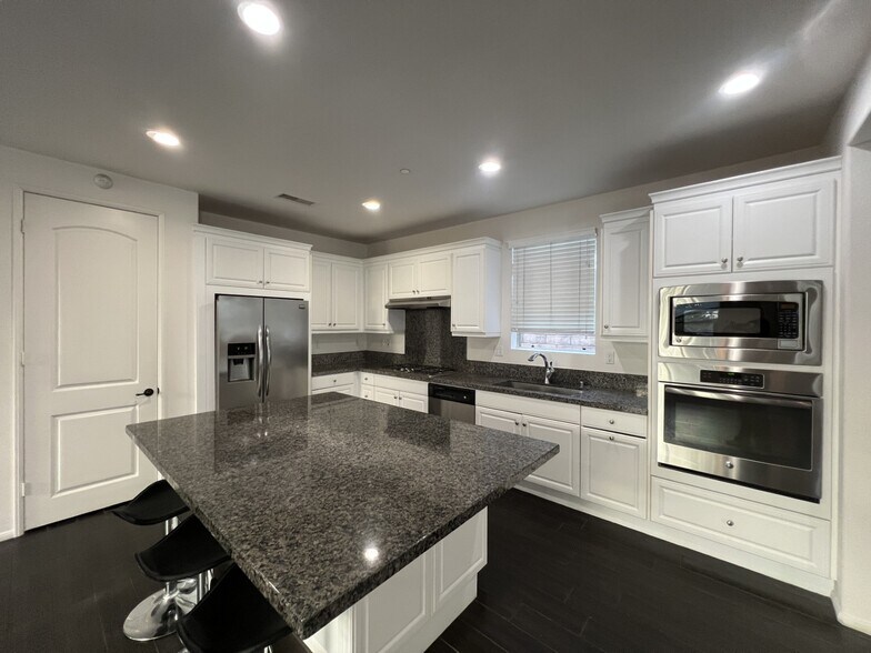 Building Photo - 747 E Lemon Swirl Dr