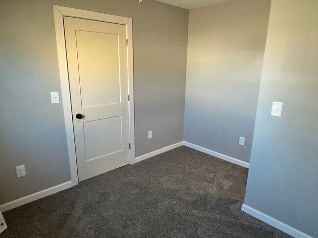 Building Photo - Newly Remodeled!