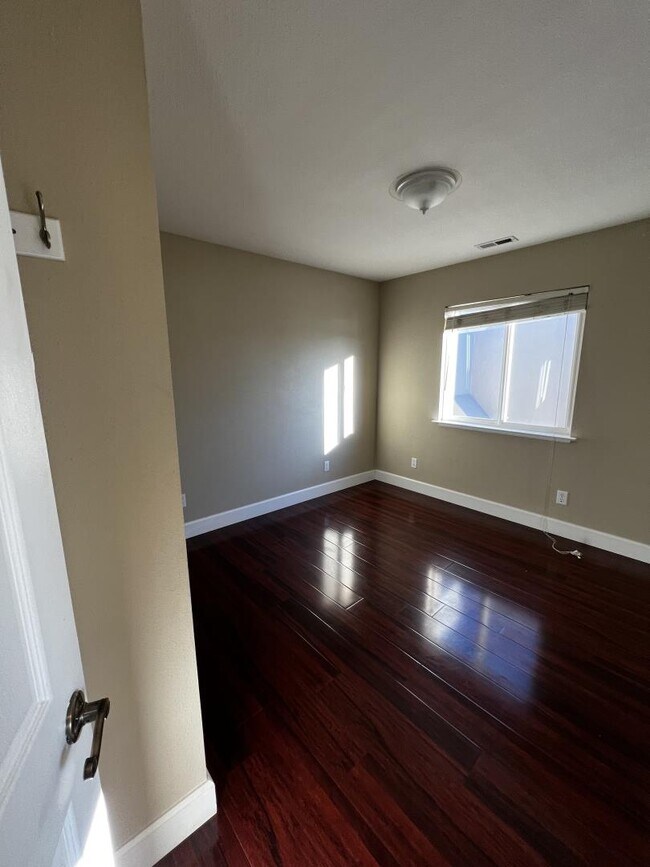 Building Photo - 419 Avalon Dr