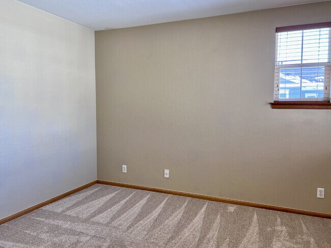 Building Photo - Beautiful 3 Bed/2.5 Bath End Unit Two-Level Townhome! Wonderful Deck off Living Room with backyar...