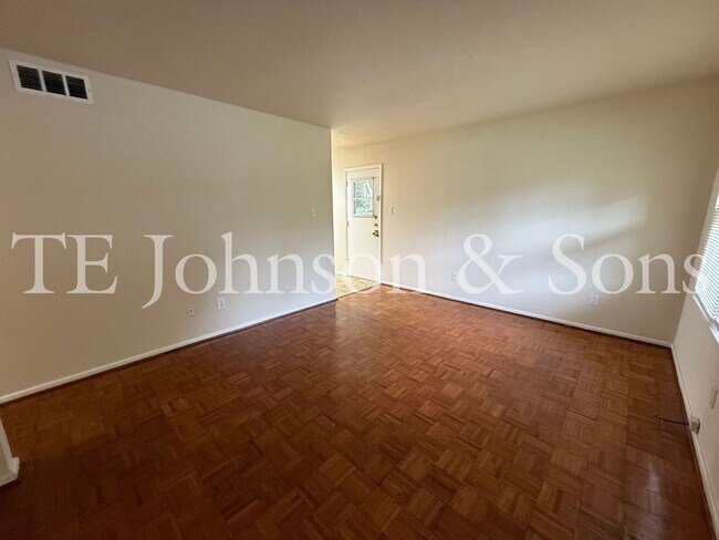 Building Photo - Charming 4 Bedroom Ranch with Fenced Yard and Hardwood Floors