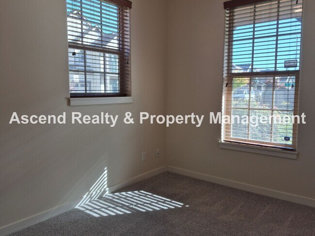 Building Photo - Available Immediately Minutes to Orenco Sh...