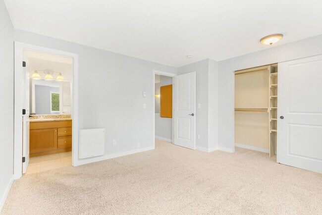 Building Photo - 2 Bedroom 2.5 Bath Townhouse Kirkland *Move in special!