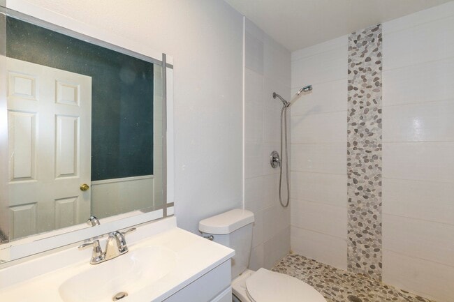 Building Photo - Stunning two bedroom condo!