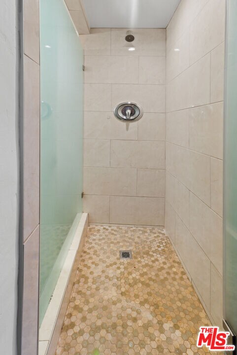 Building Photo - 10982 Roebling Ave