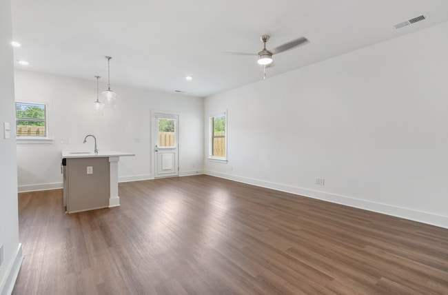 Building Photo - 3 Bedroom Home With Spacious Garage