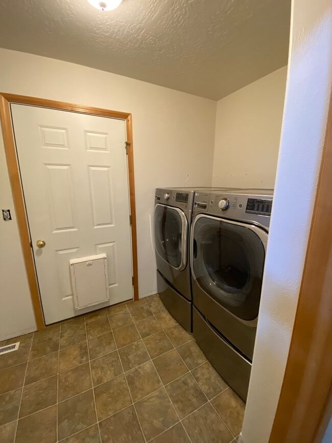 Building Photo - 3 Bed - 2 Bath - Fenced Yard