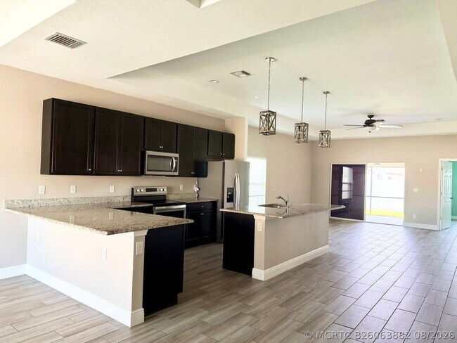 Building Photo - 340 Palm Breezes Dr