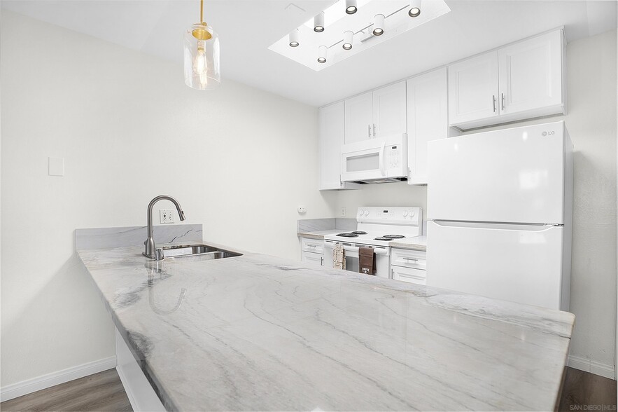 Building Photo - 8026 Linda Vista Rd