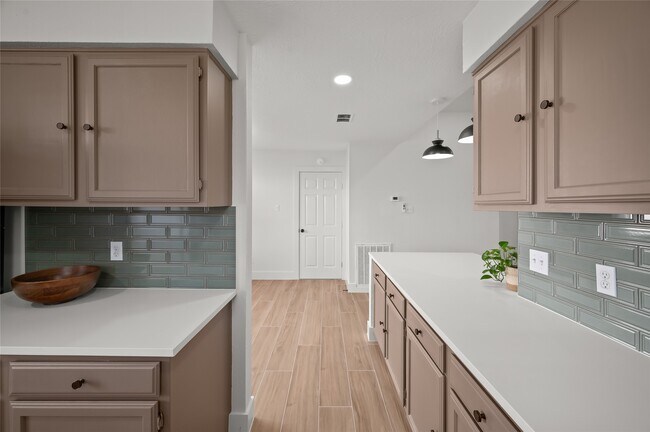 Building Photo - 303 Knoll Forest Dr