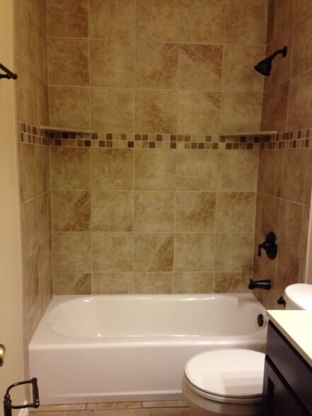 Guest Bath - 137 Lullwood Dr