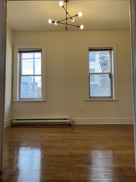 Living or dining, bright large windows offer plenty of sunlight - 118 Philip St