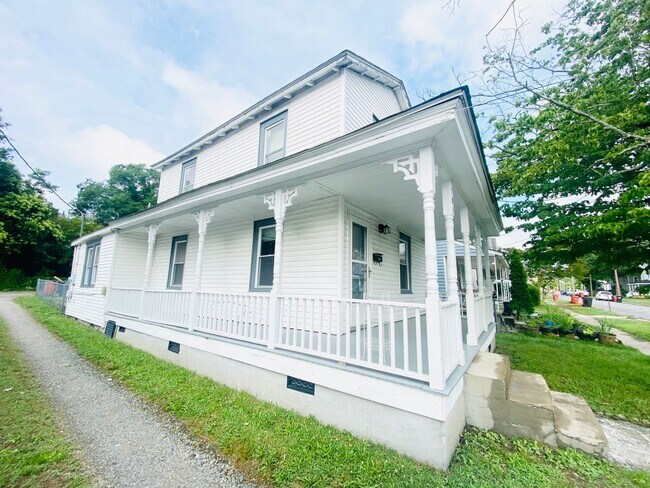Building Photo - 409 W Colonial Ave