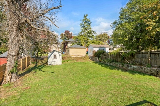 Building Photo - 1319 Maple St