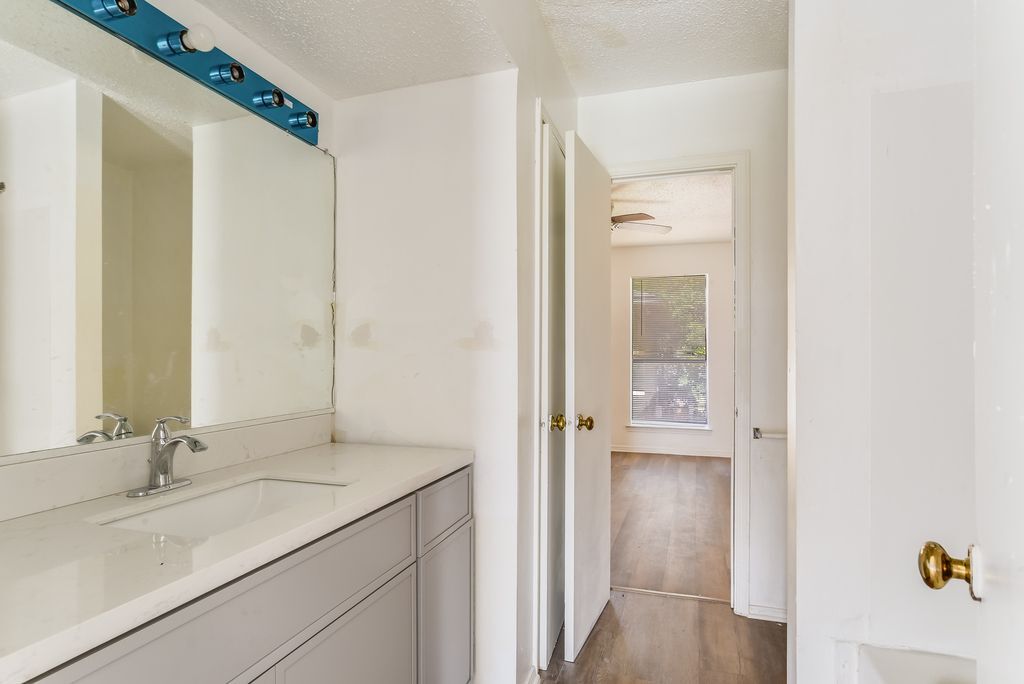 Building Photo - 10821 Roger Dr