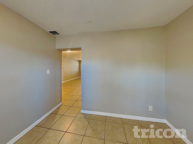 Building Photo - 1430 Thames Ln