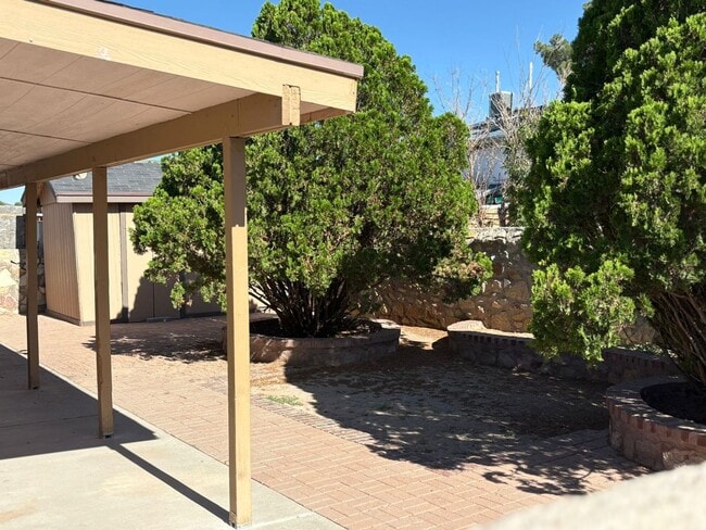 Building Photo - Charming 3 bedroom, 2 bath home in East El...