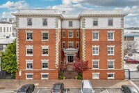 Building Photo - Amazing Garden-Style Condo Available NOW! ...