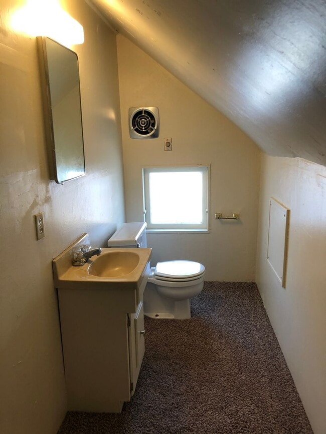 Building Photo - Adorable 3bed/1.5bath Home Close to School...