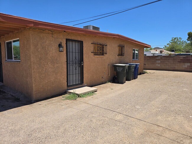 Building Photo - 511 N Iroquois Ave