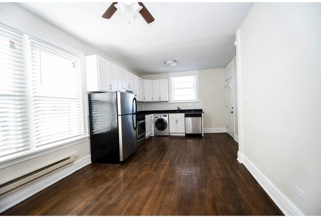 Building Photo - 918 Green Bay Rd