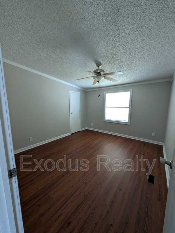 Building Photo - 10 Forest Manor Dr