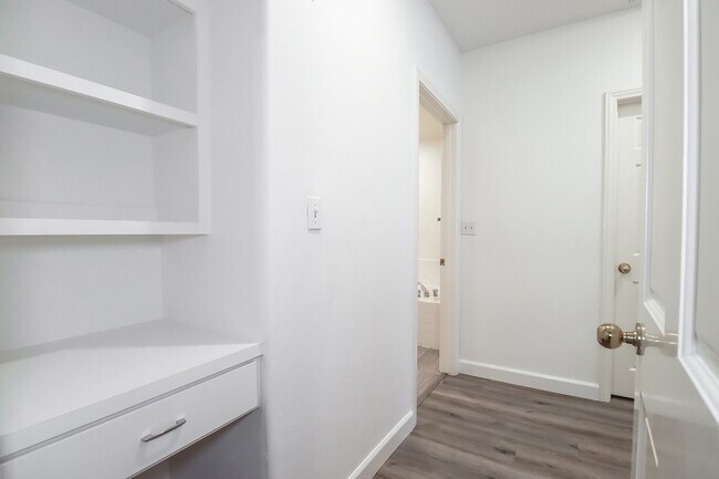 Building Photo - 11920 Goshen Ave