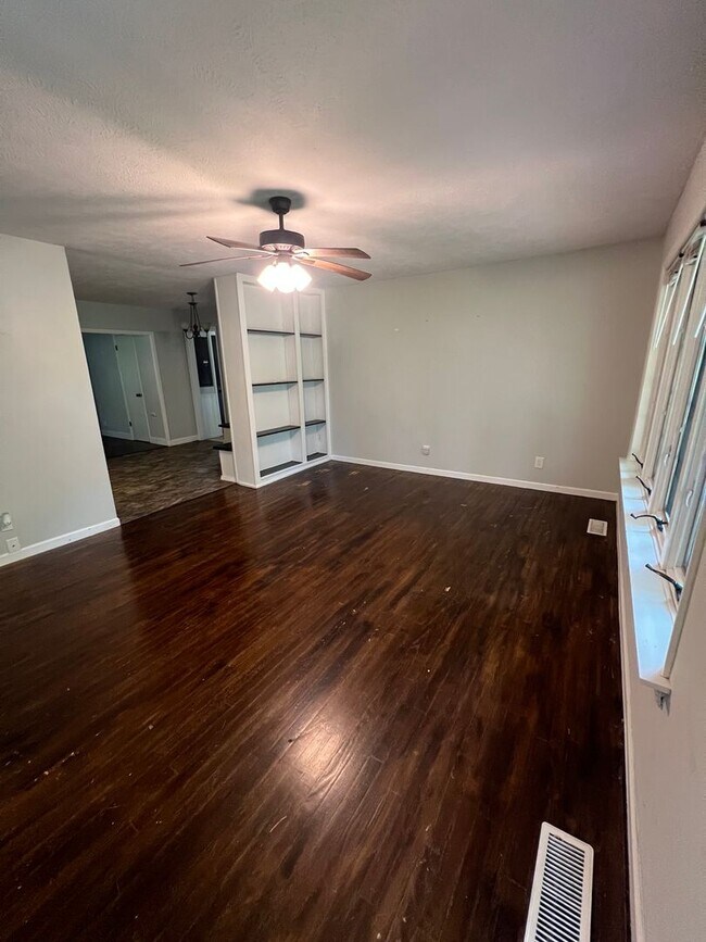 Building Photo - Move in Ready! $1,000 security deposit Pay...