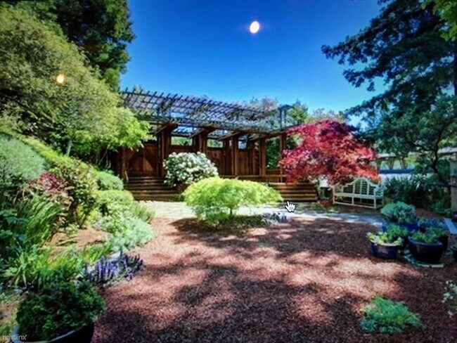 Building Photo - 625 Lovell Ave