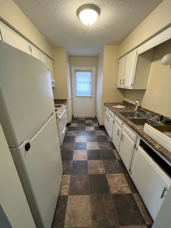 Building Photo - 3 Bedroom Duplex