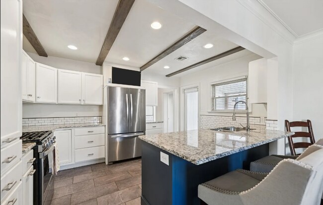 Building Photo - 2 Bed | 2 Bath Near TU!