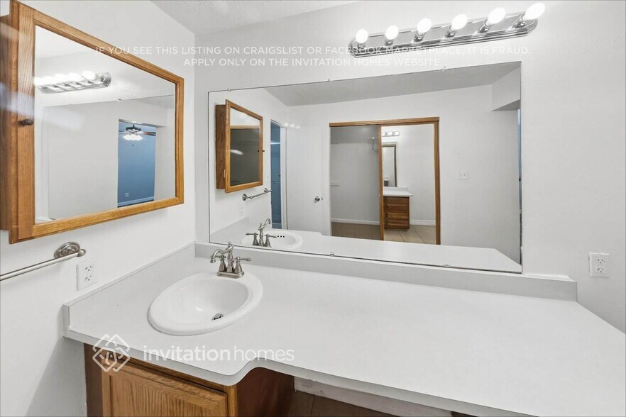 Building Photo - 3068 N 87th Ave