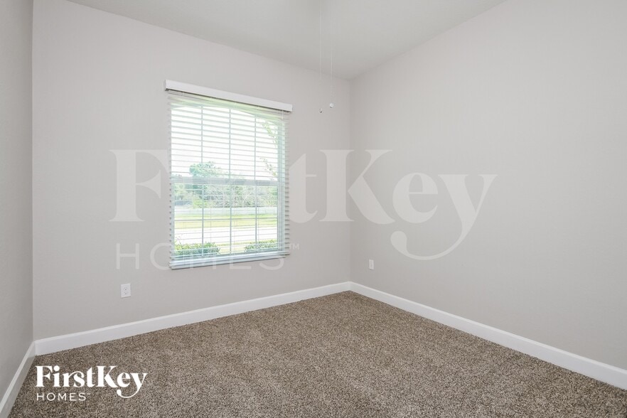 Building Photo - 321 Lake Mariana Pl