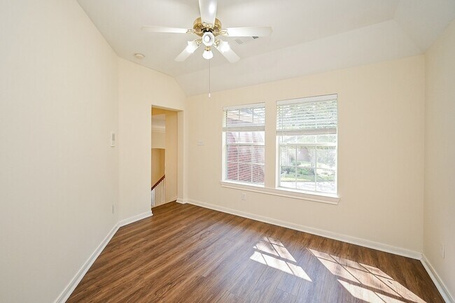 Building Photo - 1547 Lakeside Enclave Dr