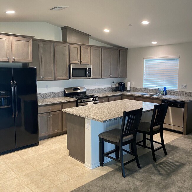 Building Photo - NEWER 4 BEDROOM VICTORVILLE HOME