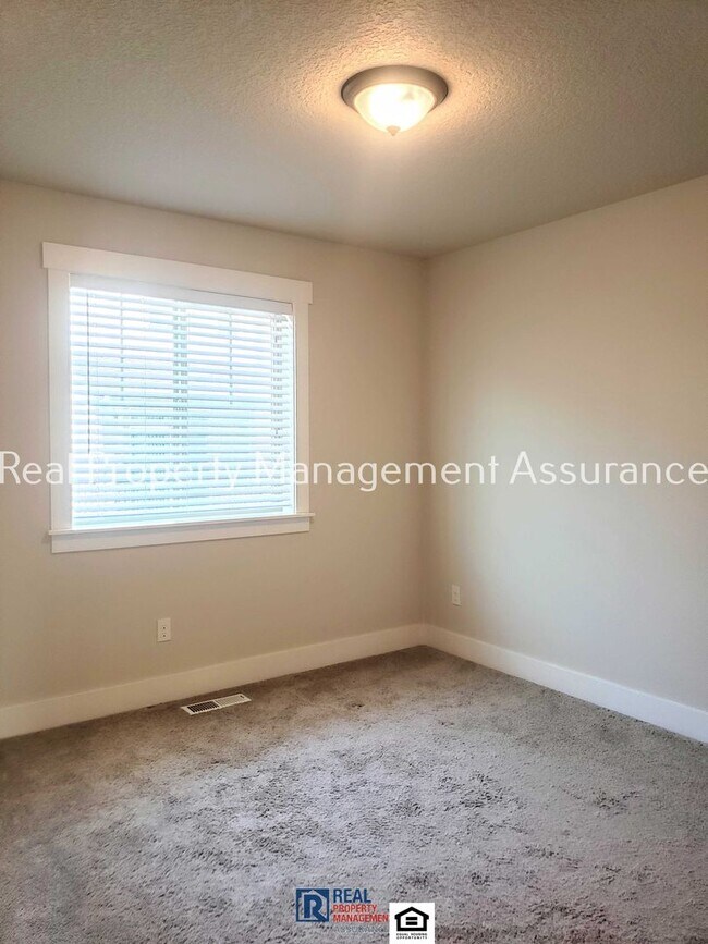 Building Photo - Charming 4 Bedroom!! Move In Ready!