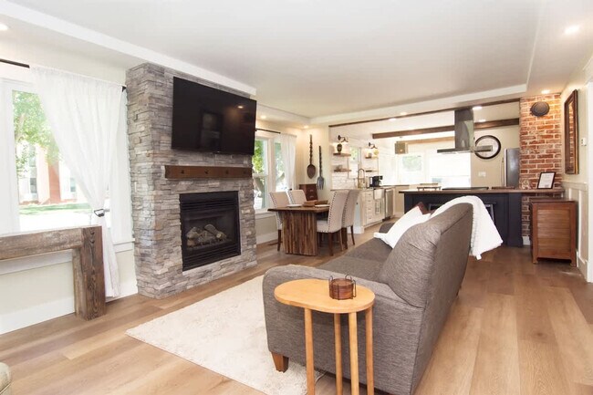 Building Photo - 1924 Cleveland Blvd