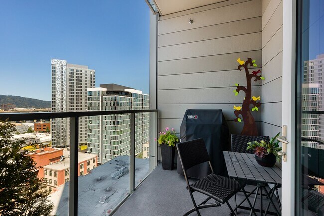 Building Photo - Modern Elegance at the Cosmopolitan on the Park