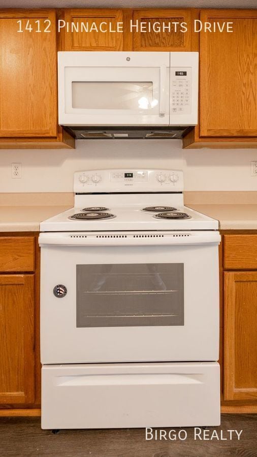 Building Photo - Move in Special! First Month's Rent is Fre...