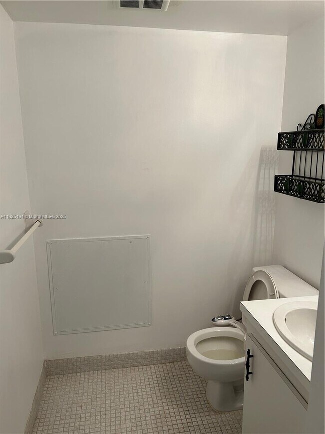 Building Photo - 4154 Inverrary Dr