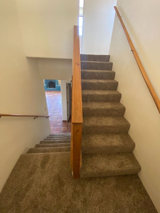 Building Photo - Beautiful 2 Story Town Home Located off of...
