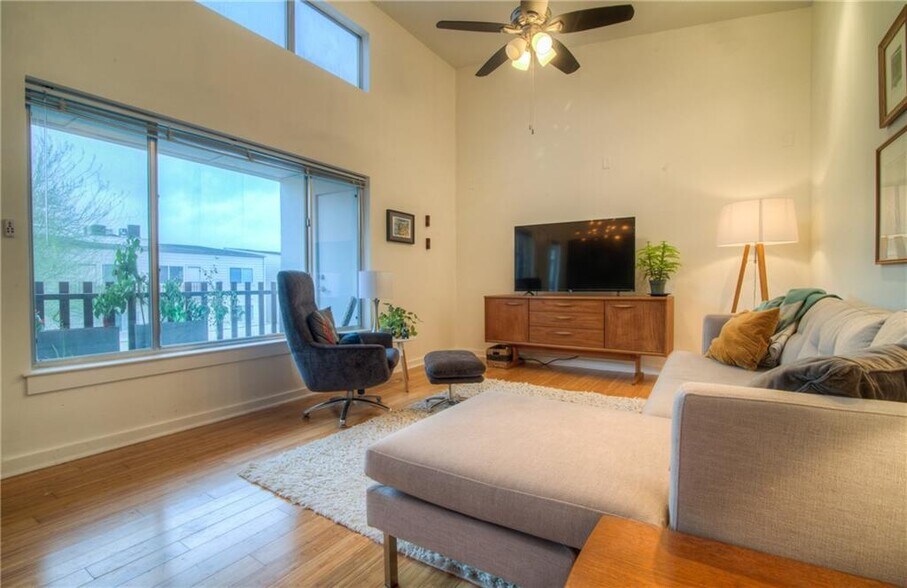 Building Photo - 2200 Dickson Dr