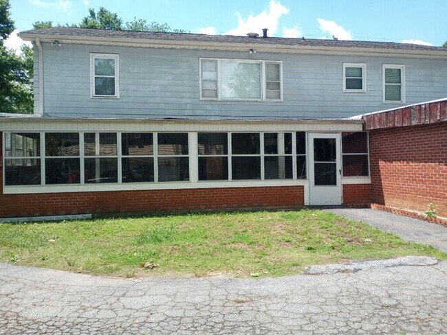 Building Photo - 706 W Lee Rd