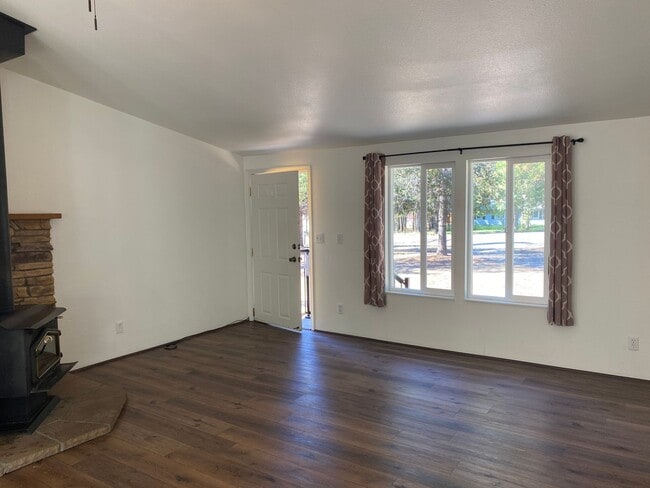 Building Photo - ? Cozy Charm on Almost an Acre in La Pine ?