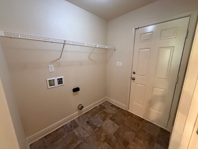 Building Photo - Pensacola - Weatherstone - 4 bedroom, 2.5 ...